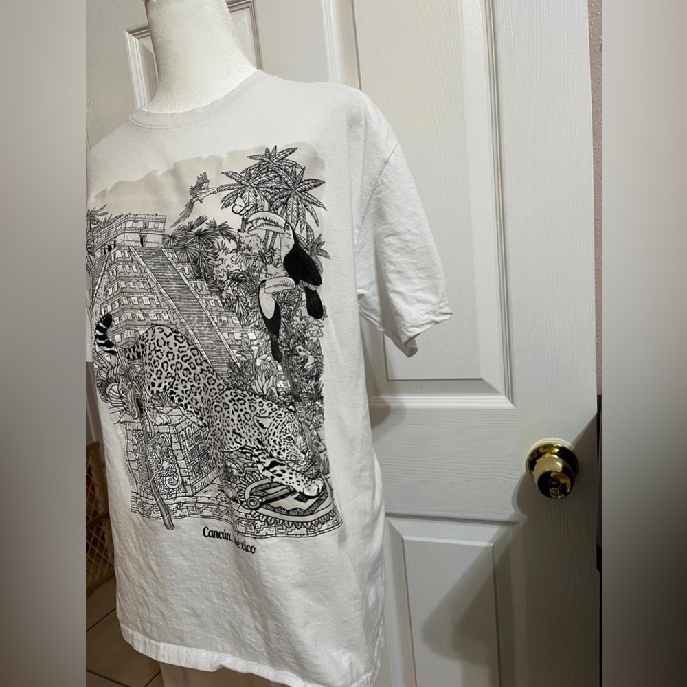 💙White and black Aztec cheetah graphic tee - Picture 5 of 10